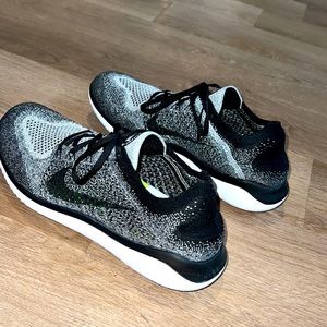 Nike FREE RUNNING SHOES